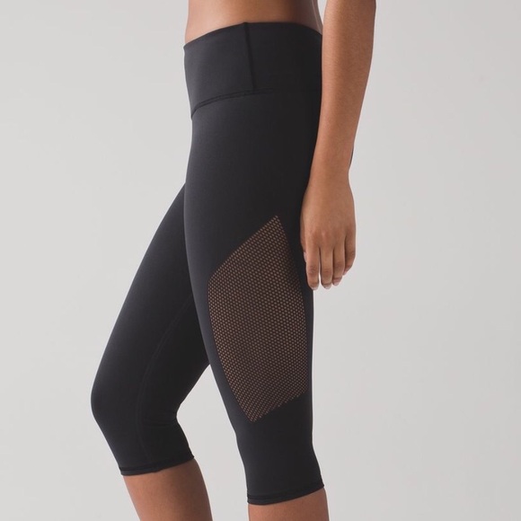 lululemon athletica Pants - Lululemon Reveal Black Crop Leggings Size 6